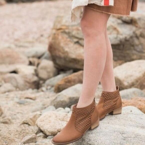 Anthropologie Seychelles Waypoint Tan Booties perforated laser size 8 leather - Picture 4 of 8